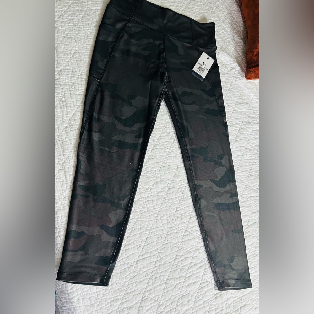 Nine West Capri Leggings Yoga Pants Dark Nights Camo Sz L